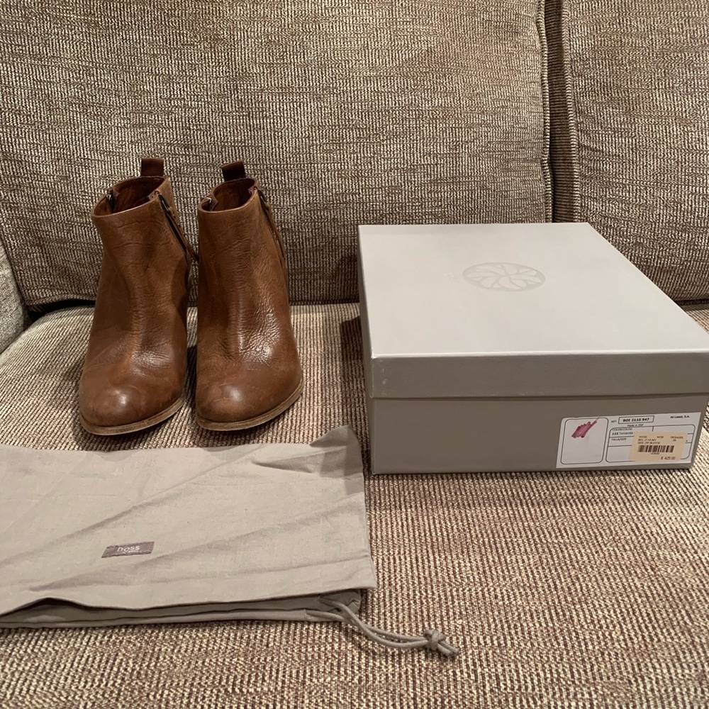 HOSS LEATHER TAN BOOTIES WITH SIDE ZIPPERS SIZE 39